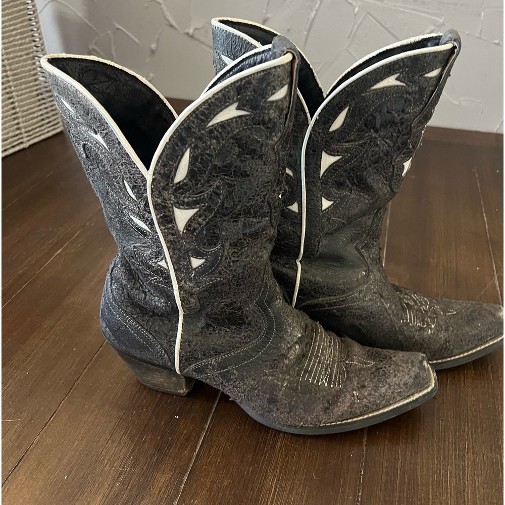 Women's size 10 black cowboy boots.
